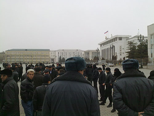 Ссотрудники правоохранительных органов Дагестана разгоняют митинг родственников подозреваемых в убийстве главы МВД республики Адильгерея Магомедтагирова. Махачкала, 2 марта 2010 года. Фото "Кавказского Узла"