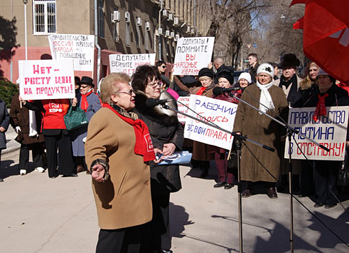 Выступление А.Апариной на митинге у мэрии. Волгоград, 27 марта 2010 года. Фото "Кавакзского Узла"