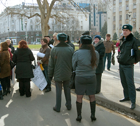 Представители власти и милиция не позволили участникам "Пикета-19" провести акцию перед администрацией края. Краснодар, 19 февраля 2011 года. Фото: Юрий Власов для "Кавказского узла".