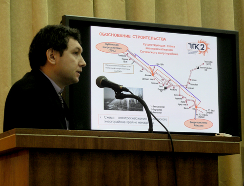 На общественных слушаниях по проекту строительства Кудепстинской ТЭС выступает Адоматов Руслан Капланович, директор по разработке схем выдачи мощности института «Энергосетьпроект». Сочи, 6 апреля 2011 г. Фото «Кавказского узла»
