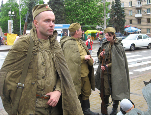 Перформанс "Боевой расчет". Аллея Героев, Волгоград, 9 мая 2011 г. Фото "Кавказского узла"