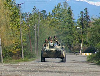 Российский БТР на дороге в верхнем Гали. В апреле 2009 г. Россия подписала пятилетнее соглашение с Абхазией, в рамках которого российские силы осуществляют охрану границы Абхазии с собственно Грузией. Абхазия, март 2010 г. Фото: © Human Rights Watch