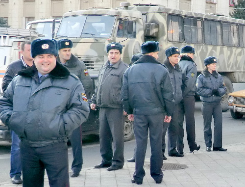 Краснодар, 10 декабря 2011 г. Полиция у здания краевой администрации во время митинга несогласных с итогами выборов в Госдуму РФ. Фото Натальи Дорохиной для "Кавказского узла"