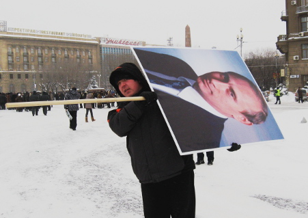 Волгоград, 18 февраля 2012 г. На митинге профсоюзов участники держали плакаты в поддержку Владимира Путина. Фото Вячеслава Ященко для "Кавказского узла"