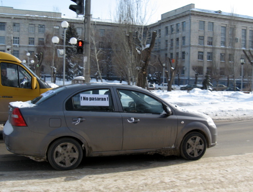 Автомобиль участника акции "Белый круг" на проспекте Ленина в Волгограде. 19 февраля 2012 г. Фото Вячеслава Ященко для "Кавказского узла"