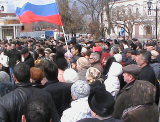 Астрахань, 24 марта 2012 г. Жители города, пришедшие поддержать участников голодовки протеста. Фото Елены Гребенюк для "Кавказского узла"