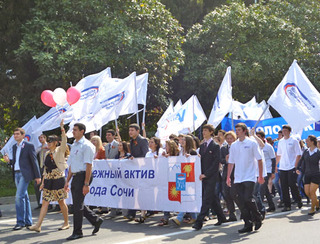 Молодежь под флагами "Единая Россия". Сочи, 1 мая 2012 г. Фото Светланы Кравченко для "Кавказского узла"