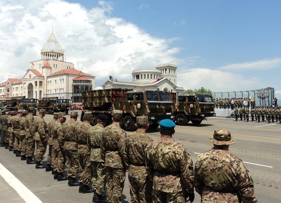 Военный парад в Степанакерте.