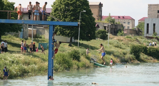 Наше озеро на самом деле, могло быть  прекрасным местом для водного отдыха. Расположео в Жилмассиве, наиболее плотно заселённом районе города. Около 100 метров в ширину и более  500 в длину, оно пополняется водой из ледниковой воды горной  Лиахвы,  и это чувстветься когда погружаешься в его воды.   