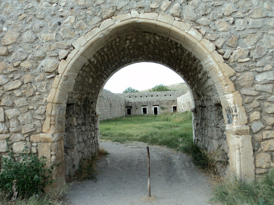 Арка, вход на территорию монастыря. Амарас