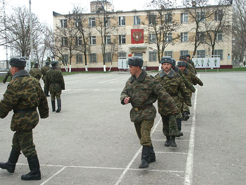 Чечня, станица Калиновская, центр дополнительной подготовки военнослужащих-контрактников, пребывающих на службу в Чечню их различных регионов России. Фото с сайта www.chechnyafree.ru