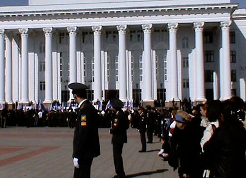 Нальчик, митинг, посвященный  памяти сотрудников правоохранительных органов, павших от рук террористов 13 октября 2005 года. Фото "Кавказского Узла"