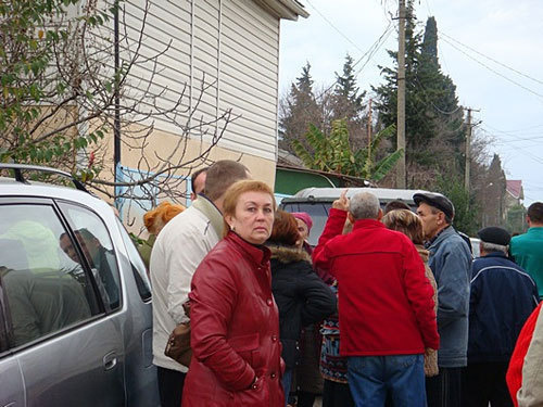 Жители Имеретинской бухты, 26 декабря 2009 года. Фото "Кавказского Узла"