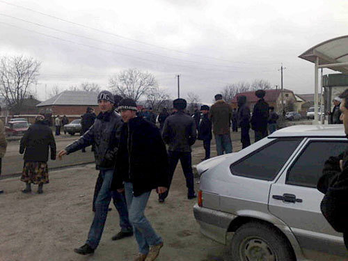 Стихийный митинг в Ингушетии в связи с похищением Микаила Плиева. Муниципальный округ Плиевский, 6 марта 2010 года. Фото "Кавказского Узла"