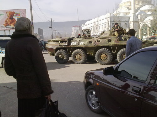 Операция по нейтрализации участников вооруженного подполья в Махачкале на улице Ирчи Казака, 22 марта 2010 года. Фото "Кавказского Узла"