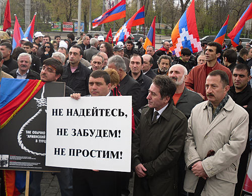 Митинг "Геноцид армян - преступление против человечества" на площади Краснопресненской Заставы у памятника "Героям революции 1905-1907 годов". Москва, 24 апреля 2010 года. Фото "Кавказского Узла"