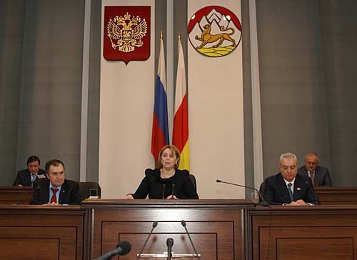 Заседание Парламента Северной Осетии. Первый ряд президиума: первый заместитель председателя Парламента Станислав Кесаев (слева), Лариса Хабицова (в центре) и заместитель председателя Парламента Азамат Хадиков. Владикавказ, 29 апреля 2010 года. Владимир Мукагов для "Кавказского Узла"