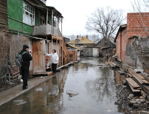 Подтопленный грунтовыми водами дом на улице Курской, Астрахань. 20 марта 2011 г. Фото: Сергей Кожанов для "Кавказского узла"