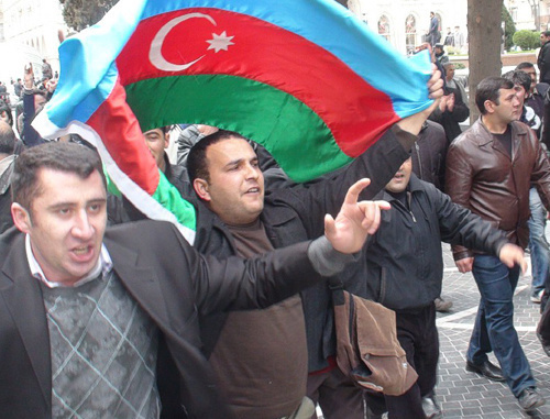  Азербайджан, Баку, митинг оппозиции в центре
города 2 апреля 2011 г.  Манифестанты шествуют по улице Низами ("Торговая"). С флагом Азербайджана -  пресс-секретарь партии Народного фронта Азербайджана, обозреватель газеты  "Азадлыг" Натиг Адилов (Гюльахмедоглу). Фото "Кавказского узла"