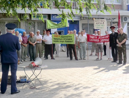 Экологический митинг в защиту конституционных прав жителей Темрюкского района на благоприятную окружающую среду, организованный Ассоциацией «Возрождение Тамани». Город Темрюк Краснодарского края, 12 июня 2011 года. Фото "Кавказского узла".