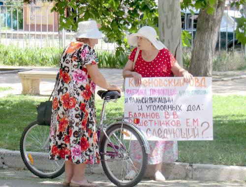 Одиночный пикет в защиту Евгения Решетникова. Краснодарский край, г. Кореновск, 24 июня 2011 г. Фото "Кавказского узла"