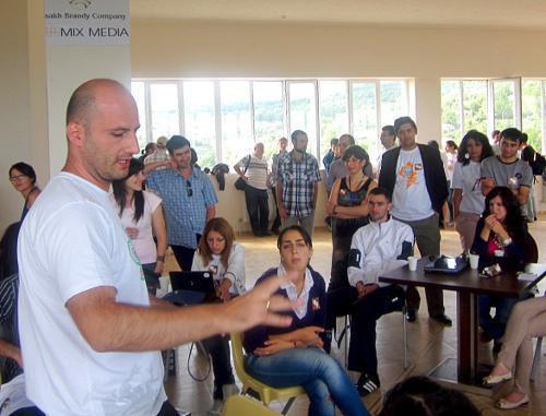 Участник форума Barcamp Artsakh 2011, сотрудник радио «Ван» Арман Сулейманян проводит презентацию на тему «Методы борьбы с бюрократизмом и методы воздействия через СМИ на общественное мнение». Нагорный Карабах, г. Шуши, 3 сентября 2011 г. Фото "Кавказского узла"