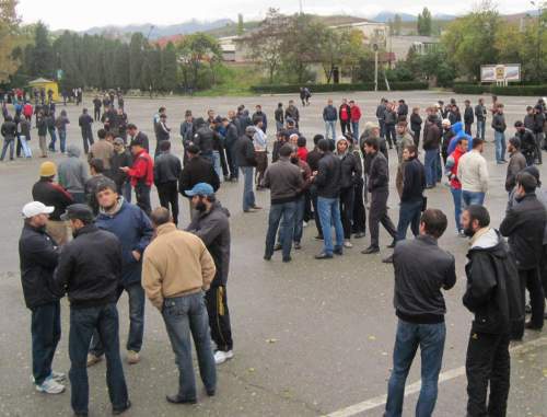 Дагестан, Буйнакск, 21 октября 2011 г. Митинг, организованный на центральной площади родственниками и друзьями пропавшего 11 октября жителя города Салмана Абакарова. Фото Патимат Махмудовой для "Кавказского узла"