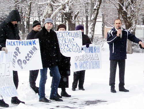 Северная Осетия, Владикавказ, 19 февраля 2012 г. Участники митинга против выбросов металлургического предприятия "Электроцинк". Фото Эммы Марзоевой для "Кавказского узла"