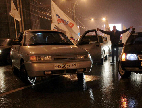 Участники автопробега "За Путина!" в Ростове-на-Дону, 24 февраля 2012 года. Фото предоставлено пресс-службой ростовского регионального отделения "Молодая Гвардия Единой России"