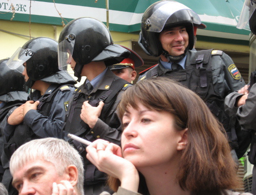 Активисты протестного движения в поддержку политической голодовки блокированы отрядами ОМОН на улице Советская. Астрахань, 12 апреля 2012 г. Фото Вячеслава Ященко для "Кавказского узла"