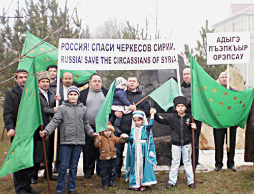 Акция в знак поддержки черкесов Сирии в центральном сквере аула Тахтамукай у мемориала «Защитникам Черкесии». Адыгея, 30 декабря 2011 г. Фото: www.elot.ru