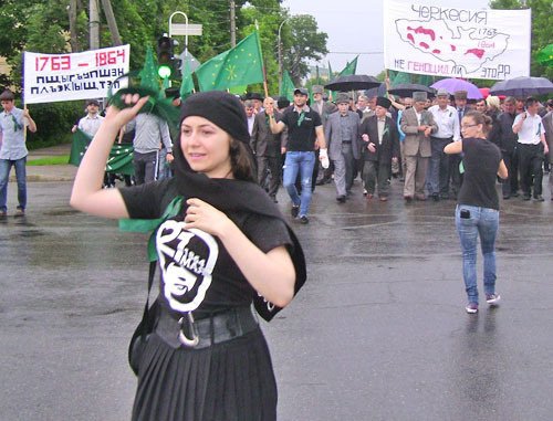 Шествие в День памяти жертв Кавказской войны. Адыгея, Майкоп, 21 июля 2012 г. Фото Олега Чалого для "Кавказского узла"