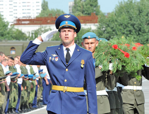 Возложение венков  к памятнику новороссийцам, погибшим в локальных войнах. Новороссийск, 2 августа 2012 г. Фото  пресс-службы администрации Новороссийска