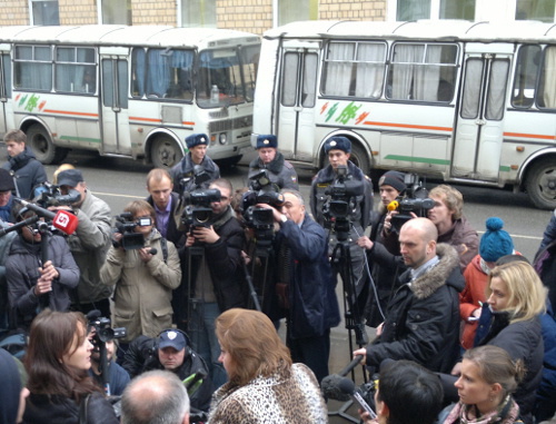 У здания Замосковорецкого районного суда Москвы в день судебного заседания по делу Расула Мирзаева 15 ноября 2012 г. Фото Юлии Буславской для "Кавказского узла" 