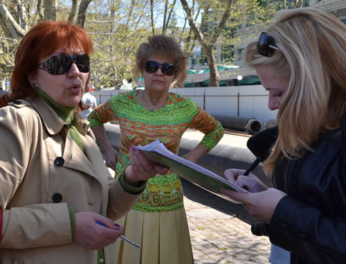 Сбор подписей против коммерческой застройки парков. Сочи, 14 апреля 2013 г. Фото Светланы Кравченко для "Кавказского узла"