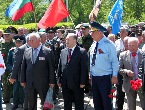 Митинг с участием делегаций из Кабардино-Балкарии и Карачаево-Черкессии состоялся у мемориала "Эльхотовские ворота". Северная Осетия, 6 мая 2013 г. Фото Лизы Сугаровой для "Кавказского узла". 