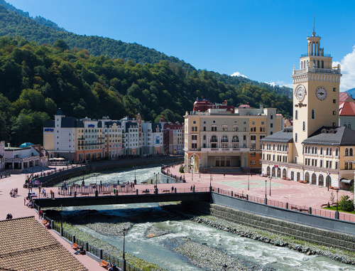 Гостиницы курорта "Роза Хутор". Сочи, Адлерский район, сентябрь 2013 г. Фото: ГК "Олимпстрой", http://sc-os.ru/ru/press/foto/#sport_objects/glk_rosa_khutor