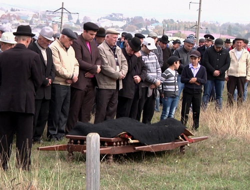 Кабардино-Балкария, Зольский район, село Залукокоаже, 19 октября 2013 г. Похороны участкового уполномоченного полиции села Светловодское, капитана полиции Рустама Бженикова. Фjто пресс-службы МВД КБР, 07.mvd.ru