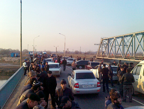 Дагестан, 19 марта 2012 г. Родственники погибших в ходе конфликта, произошедшего в Кизляре 18 марта на улице Набережной, блокируют трассу в окрестностях города. Фото Ахмеда Магомедова для "Кавказского узла"