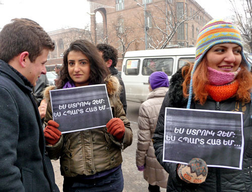 Участники акции протеста "Нам решать!". Надпись на плакате: "Я не раб, я гордый армянин!". Ереван, 20 декабря 2013 г. Фото Армине Мартиросян для "Кавказского узла"