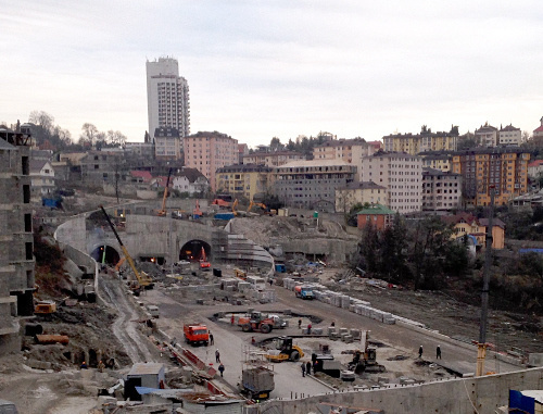 Участок дублера Курортного проспекта перед тоннелем на улице Виноградной в Сочи. 7 января 2014 г. Фото Светланы Кравченко для "Кавказского узла"