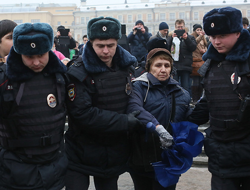 Полиция задерживает участников флешмоба в поддержку телеканала "Дождь". Москва, Манежная площадь, 8 февраля 2014 г. Фото Е.Михеевой/Грани.Ру