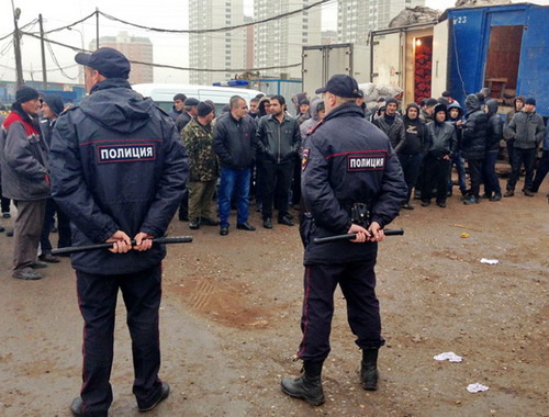 Полицейская проверка на московском оптовом рынке. 2013 г. Фото пресс-службы  Главного управления Министерства внутренних дел Российской Федерации по г. Москве, http://petrovka38.ru