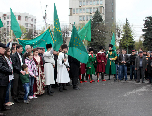 Представители черкесской общественности в День черкесского флага в Нальчике, 25 апреля 2013 г. Фото: Астемыр Къэбардэ, https://www.facebook.com/ridada.adigow