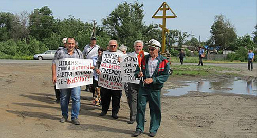 Протестное шествие жителей Зверева. Ростовская область, 2 июня 2014 г. Фото: © Ростовский областной комитет КПРФ, http://kprf-don.ru/index.php/work/mestnie/3146-2014-06-02-12-16-38.html