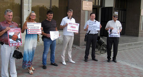 пикет, проведенный жителем Новочеркасска в защиту одного из снятых судом кандидата Александра Попова. Фото Владислава Журавлева