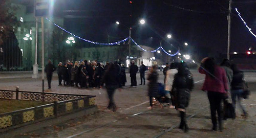 Родственники Олега Дзампаева собираются у здания прокуратуры. 12.11.2015. Фото Эммы Марзоевой для "Кавказского узла"