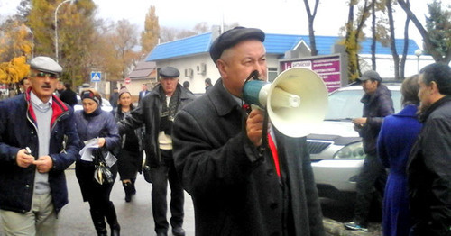 Карачаевский общественный деятель Нюрлю Гербеков (в центре) среди участников съезда карачаевского народа, Черкесск, 13 ноября 2015 г. Фото Аси Капаевой для "Кавказского узла"