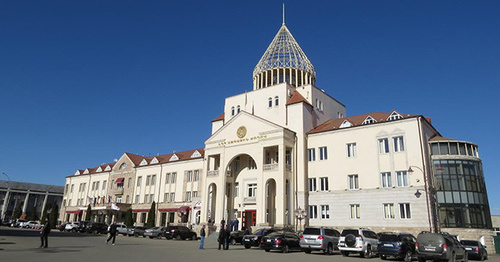 Здание НС Нагорного Карабаха в Степанакерте. 23 декабря 2015 год. Фото Алвард Григорян для "Кавказского узла"