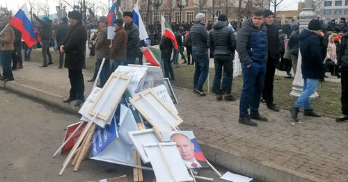 Плакаты и лозунги брошенные прямо на площади, где шел митинг. Грозный, 22 января 2016 г. Фото Николая Петрова для "Кавказского узла"